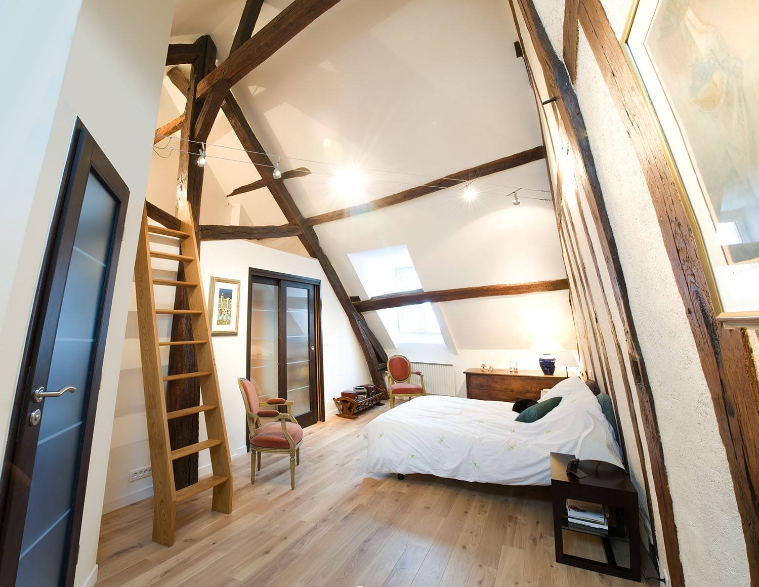 découvrez comment aménager une chambre dans un comble de manière optimale. profitez de chaque mètre carré pour créer un espace confortable et esthétique, parfait pour le sommeil ou le travail à domicile.