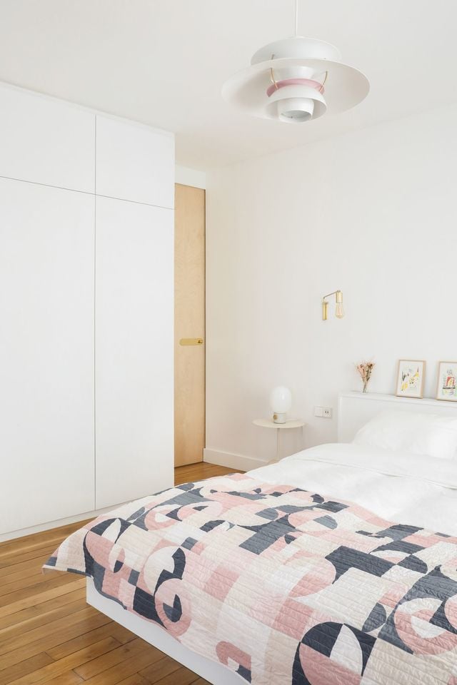 découvrez notre chambre rénovée, alliant confort moderne et charme intemporel. un espace élégant, parfait pour se détendre après une journée d'exploration.