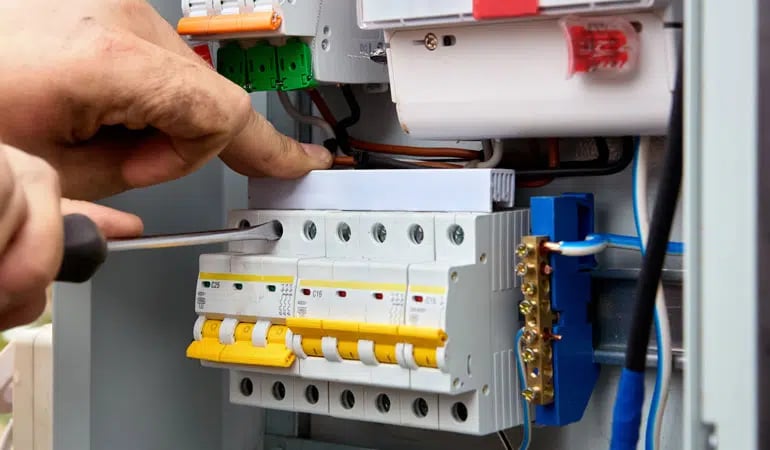 découvrez les facteurs qui influent sur le coût de la rénovation électrique dans votre maison. obtenez des conseils pratiques et des estimations précises pour planifier votre projet en toute sérénité.