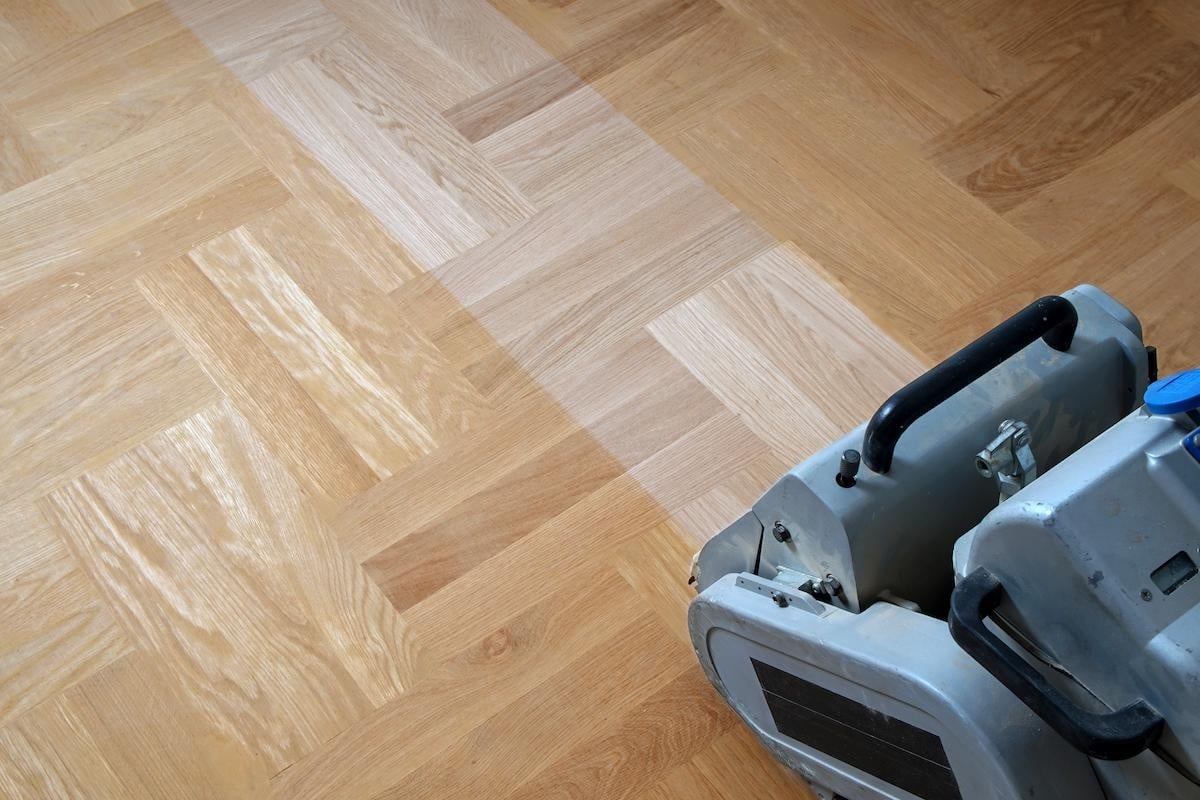 d&eacute;couvrez le co&ucirc;t de la r&eacute;novation de votre parquet. obtenez des conseils pratiques, des estimations de prix et des astuces pour transformer facilement vos sols en bois.