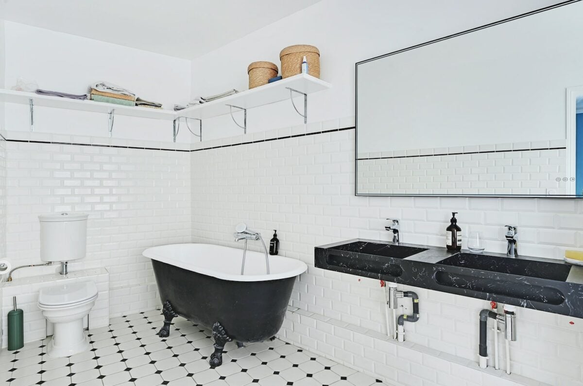d&eacute;couvrez tout ce que vous devez savoir sur le co&ucirc;t de la r&eacute;novation d'une salle de bain. suivez nos conseils pour estimer votre budget et choisir les mat&eacute;riaux adapt&eacute;s &agrave; vos envies et &agrave; votre style. transformez votre espace tout en ma&icirc;trisant vos d&eacute;penses !