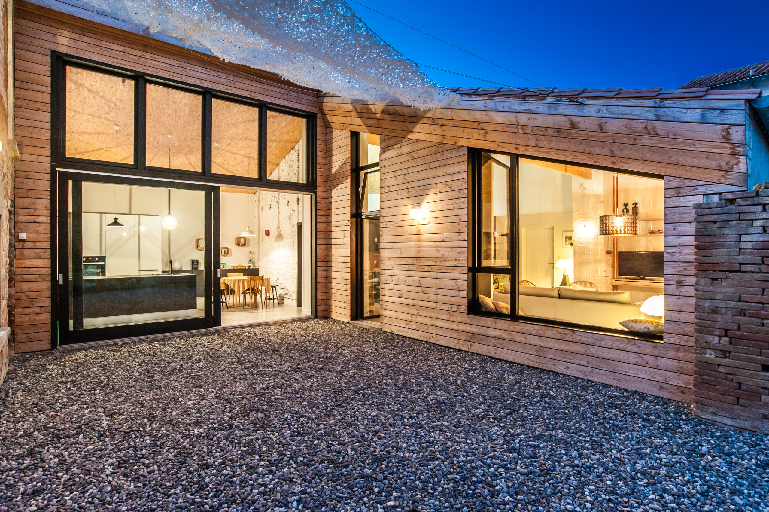 découvrez cette charmante maison rénovée alliant modernité et authenticité. située dans un quartier paisible, elle offre des espaces lumineux et des finitions de qualité. parfaite pour une vie confortable en famille.