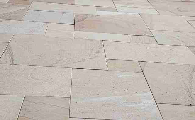 d&eacute;couvrez nos services professionnels de pose de carrelage pour embellir vos espaces int&eacute;rieurs et ext&eacute;rieurs. que ce soit pour votre salle de bain, cuisine ou terrasse, nos experts garantissent une installation soign&eacute;e et durable, adapt&eacute;e &agrave; vos besoins et &agrave; votre style.